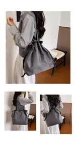 Stylische graue Nylon Beuteltasche für Damen, leichte lässige Umhängetasche mit Kordelzug.