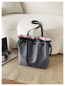 Freizeittaugliche große Nylon Tote Tasche mit rosa Futter und schwarzem Lederriemen für Arbeit.