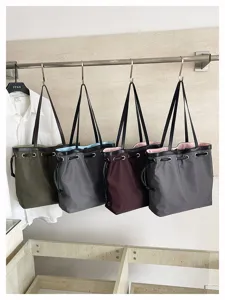 Detailansicht der leichten Freizeittasche aus Nylon mit Kordelzug und Schulterriemen.