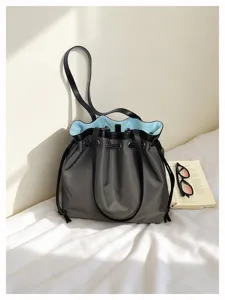 Schicke Nylon Beuteltasche mit Doppelgriffen und Kontrastinnenfutter für den Alltag.