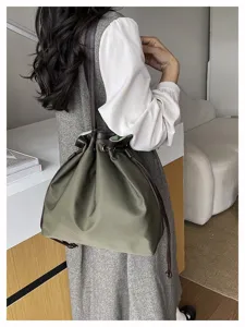 Detailansicht der stilvollen grünen Nylontasche mit braunen Riemen für den Alltag.