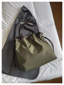 Lässige leichte Nylon-Tragetasche, große Kapazität Schulter Eimer Tasche für den täglichen Alltag.