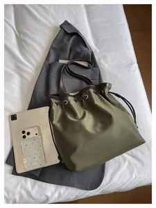 Lässige Nylon-Beuteltasche Detailansicht, leichte und geräumige Schultertasche für Pendler.