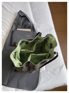 Detailansicht der großen Nylon-Beuteltasche mit Kordelzug und Innenfächern für Damen.