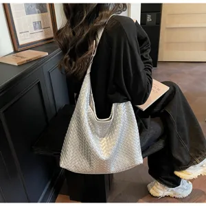 Silberne gewebte Umhängetasche, große Kapazität Hobo Unterarmtasche für Damen, schick und modern.