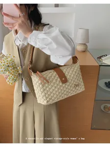 Gedetailleerd overzicht van de elegante vintage geweven strooien schoudertas met patroon.