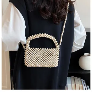Dettaglio borsa a mano in perline di legno fatte a mano, elegante borsa da spiaggia.