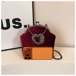 Vintage dunkelrote Samt Abendtasche mit barocken Herz Metallverschluss und Kette für Damen.