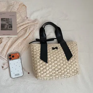 Gevlochten strooien shopper met zwarte lederen handgreep stijlvolle zomer strand schoudertas