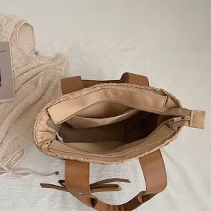 Casual geweven strooien shopper binnendetail met bruine lederen handvatten en ritsvak.