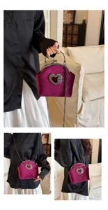 Barocke Samt Abendtasche mit Kussverschluss, Vintage Ketten Schultertasche und Details.