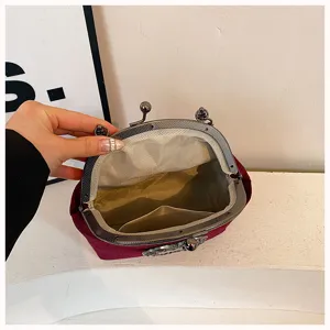 Detailansicht der burgunderroten Barock Kussverschluss Abendtasche mit Innenfutter