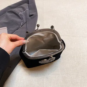 Schwarze Samt Bügeltasche Abendtasche mit barockem Metallrahmen und retro Design.