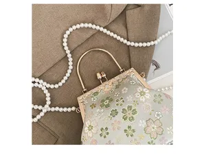 Geborduurde bloemen kiss-lock schelp handtas detail, elegante parelriem avondtas.