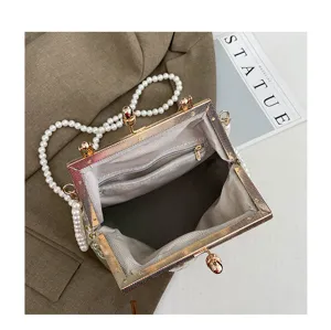 Vintage geborduurde bloemen handtas met metalen kussenslot en elegante parelketting riem.