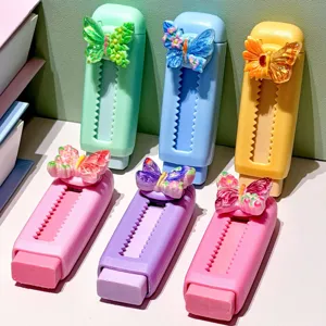 Vue détaillée de la jolie gomme papillon, ensemble de papeterie coloré pour écoliers.