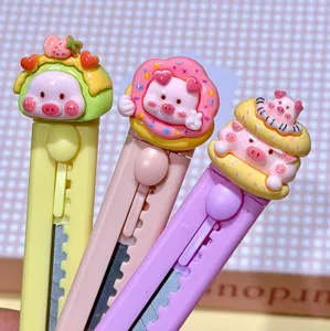 Primer plano detallado de simpáticos cortadores de resina con diseño de cerdito en varios colores.