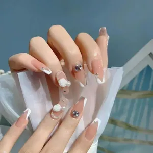 Handgemachte künstliche Nägel mit weißer French-Spitze, 3D-Kamelien-Blumen und schönen Perlen.