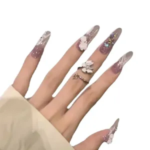 Handgemachte künstliche Fingernägel mit eleganten Kamillenblüten und Glitzer für einen tollen Look.