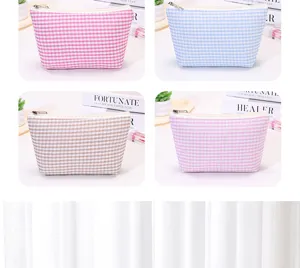 Jolie trousse de maquillage à carreaux grande capacité pochette de toilette de voyage femme.