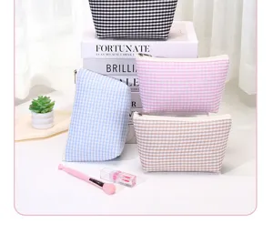 Sac de cosmetique a carreaux classique avec grande capacite pour les voyages et le maquillage.