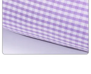 Lila-weißer Gingham Karo Stoff Material Detail Nahaufnahme Textur für Kosmetikbeutel
