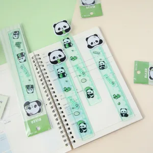 Detalle de la bonita regla transparente de panda, mostrando los 15 cm de longitud y decorados.