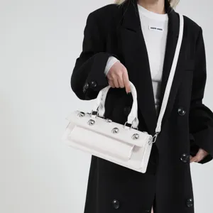 2025 Nouveau Sac Bandoulière en Cuir Blanc Vintage Chic Sac à Main avec Clous en Métal