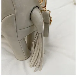 Kreative Tierform Umhängetasche, schicke Quastenschwanz Details, stilvolle Damen PU Ledertasche.
