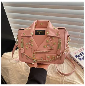 Rosa Umhängetasche im Motorradjacken-Stil mit goldenen Nieten, Kette und einzigartigem Design.