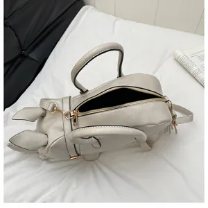 Detailansicht der kreativen Tierform Handtasche mit goldenem Reissverschluss aus grauem PU Leder.