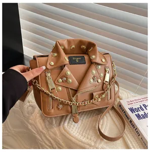 Kreative jackenförmige Umhängetasche für Damen, stilvolle braune PU-Ledertasche mit Metallkette.