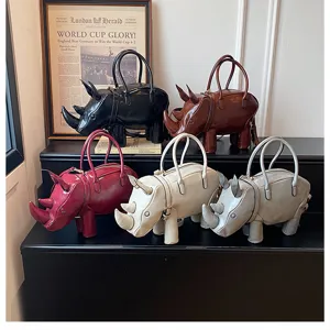 Detailansicht kreativer Nashorn Handtaschen in mehreren Farben stilvoll arrangiert auf Regal.