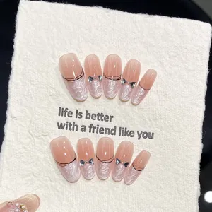 Handgemachte künstliche Nägel in Nude-Rosa mit Katzenauge und Silber Schleifen, elegant.