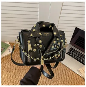 Schwarze Leder-Motorradjacke Umhängetasche mit Metallkette und goldenen Nieten für Damen.