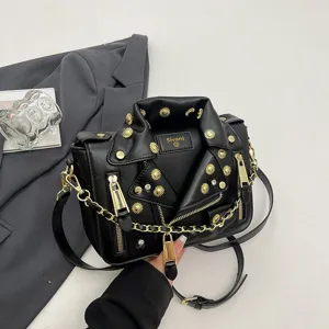 Schwarze PU-Leder Motorradjacke Form Umhängetasche mit Goldkette und Nieten Details.