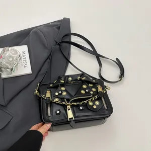 Schicke Umhängetasche für Damen in Jackenform mit Nieten und Kettendetails für den Alltag.
