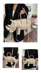 Detailansicht der kreativen Nashorn Handtasche im Cafeszenario, zeigt ein einzigartiges Design.