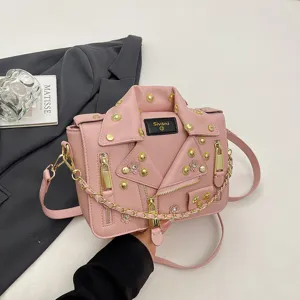 Rosa Umhängetasche aus Leder im Jacken-Design mit Nieten, Reißverschluss und goldener Kette.