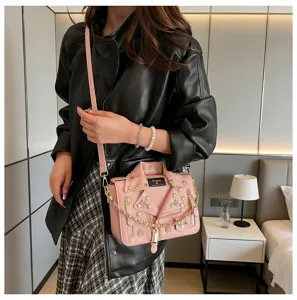 Rosa Leder Biker Jacke Umhängetasche mit Nieten, Ketten und einzigartigem Mini Handtasche Design.