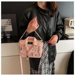 Rosa Bikerjacke Stil Umhängetasche Detail mit coolen Nieten, Ketten und einzigartigen Reißverschlüssen.