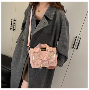 Rosa Bikerjacke Umhängetasche für Damen, süße Neuheit PU Leder Schultertasche mit Nieten.
