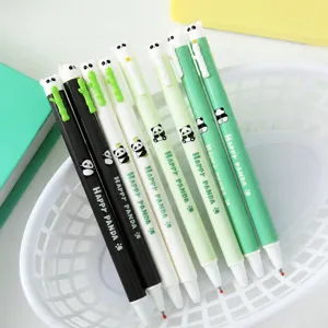 Vue détaillée de stylos gel panda de dessin animé mignon dans un panier de rangement propre.