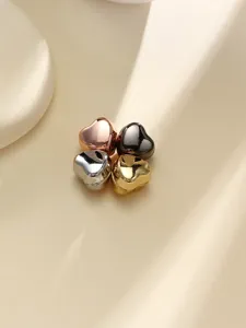 Vue rapprochée détaillée d'épingles aimantées en cœur métalliques aux finitions chics.