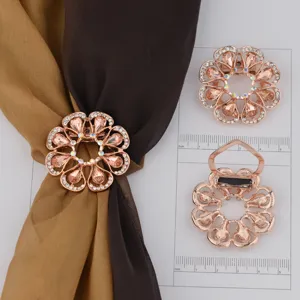 Fibbia per sciarpa in cristallo oro rosa, spilla fiore cavo, accessori di abbigliamento eleganti.