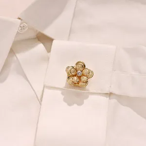 Boutons de manchette fleur dorée pour chemise, accessorio decoratif exquis pour tenue formelle.