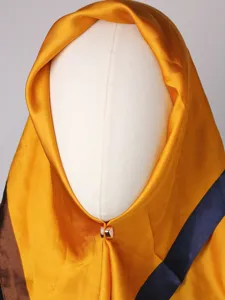 Détail rapproché d'un hijab jaune élégant avec une fermeture magnétique en or rose.