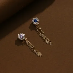 Detailopname van strassketting magneetclips, stijlvolle kledingzoomklemmen voor tailleanpassing.