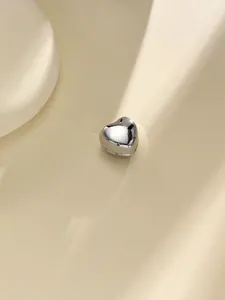 Clip hijab aimanté cœur mat, pince à foulard surface lisse pour une fixation sûre.