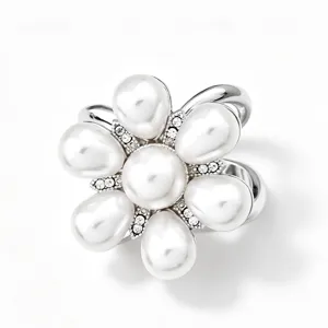 Elegante parel bloem sjaal ring voor vrouwen, luxe veelzijdige clip voor chique sjaals.